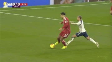 فان دايك قائدي.. رد سيمونز الأول بعد طرده في مباراة ليفربول